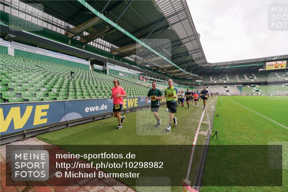 13.09.2026 - 21. swb-Marathon Bremen Michael Burmester http://msf.ph/oto/10298982 13.09.2026 10:35:22 Laufen im Stadion 10093, 10144, 10147, 10152, 10157, 10173, 10175, 10177, 10181, 10182, 10185, 10187, 10195, 10240, 10245, 10254, 10263, 10306, 10309, 10356, 10357, 10367, 10368, 10369, 10377, 10409, 10415, 10427, 10439, 10460, 10473, 10477, 10481, 10485, 10492, 10528, 10559, 10604, 10617, 10636, 10639, 10668, 10669, 10671, 10672, 10677, 10699, 10700, 10715, 10828, 10857, 10914, 10928, 11126, 11162, 11343, 11803, 11965, 10146, 10222 meine-sportfotos.de