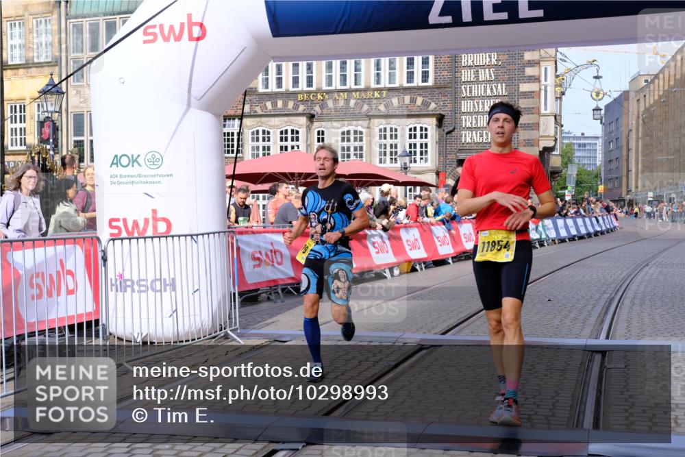 13.09.2026 - 21. swb-Marathon Bremen Tim E. http://msf.ph/oto/10298993 13.09.2026 10:37:44 Ziel 10502, 11619, 11854, 13608 meine-sportfotos.de