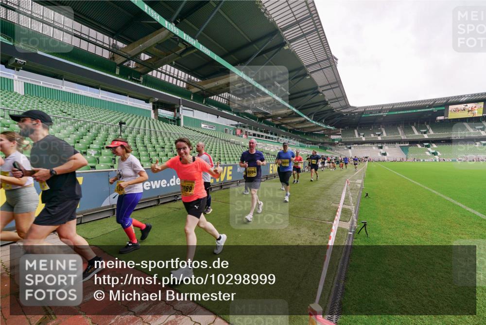 13.09.2026 - 21. swb-Marathon Bremen Michael Burmester http://msf.ph/oto/10298999 13.09.2026 10:35:26 Laufen im Stadion 10093, 10144, 10147, 10152, 10157, 10173, 10175, 10177, 10181, 10182, 10185, 10187, 10195, 10240, 10245, 10254, 10263, 10272, 10275, 10291, 10306, 10309, 10356, 10357, 10367, 10368, 10369, 10377, 10409, 10415, 10427, 10439, 10460, 10473, 10477, 10481, 10485, 10492, 10528, 10559, 10560, 10617, 10636, 10639, 10669, 10671, 10672, 10677, 10700, 10715, 10828, 10857, 10914, 10928, 11126, 11162, 11343, 11803, 11965, 10146, 10222 meine-sportfotos.de
