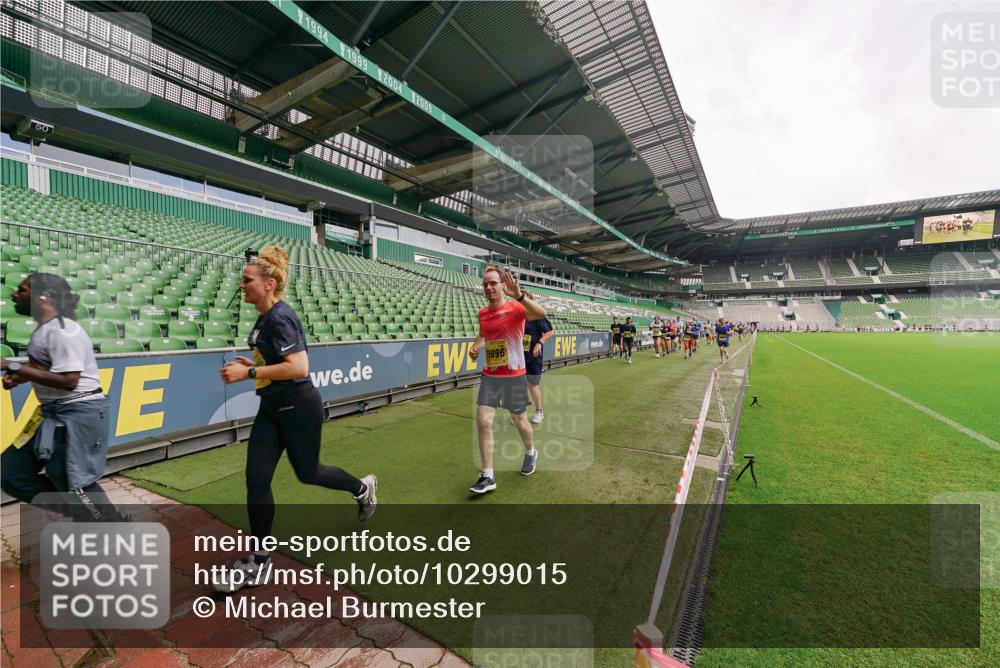 13.09.2026 - 21. swb-Marathon Bremen Michael Burmester http://msf.ph/oto/10299015 13.09.2026 10:35:29 Laufen im Stadion 10093, 10144, 10147, 10152, 10157, 10173, 10175, 10177, 10181, 10182, 10185, 10187, 10195, 10240, 10245, 10254, 10263, 10272, 10275, 10291, 10306, 10309, 10356, 10357, 10367, 10368, 10369, 10377, 10409, 10415, 10420, 10427, 10439, 10460, 10473, 10477, 10481, 10485, 10492, 10528, 10559, 10560, 10617, 10636, 10639, 10669, 10671, 10672, 10677, 10700, 10715, 10828, 10857, 10914, 10928, 11126, 11162, 11343, 11803, 11965, 10146, 10222 meine-sportfotos.de