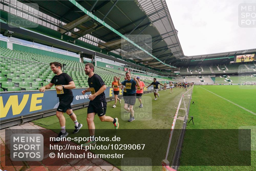 13.09.2026 - 21. swb-Marathon Bremen Michael Burmester http://msf.ph/oto/10299067 13.09.2026 10:35:43 Laufen im Stadion 10093, 10144, 10147, 10152, 10157, 10160, 10173, 10175, 10181, 10182, 10185, 10187, 10195, 10245, 10251, 10263, 10272, 10275, 10278, 10291, 10306, 10309, 10338, 10356, 10357, 10367, 10368, 10369, 10377, 10382, 10403, 10409, 10411, 10420, 10427, 10439, 10473, 10477, 10481, 10485, 10492, 10528, 10531, 10559, 10560, 10569, 10607, 10617, 10636, 10639, 10669, 10671, 10672, 10677, 10715, 10828, 10914, 10928, 11162, 11343, 11803, 11965, 10146, 10222 meine-sportfotos.de