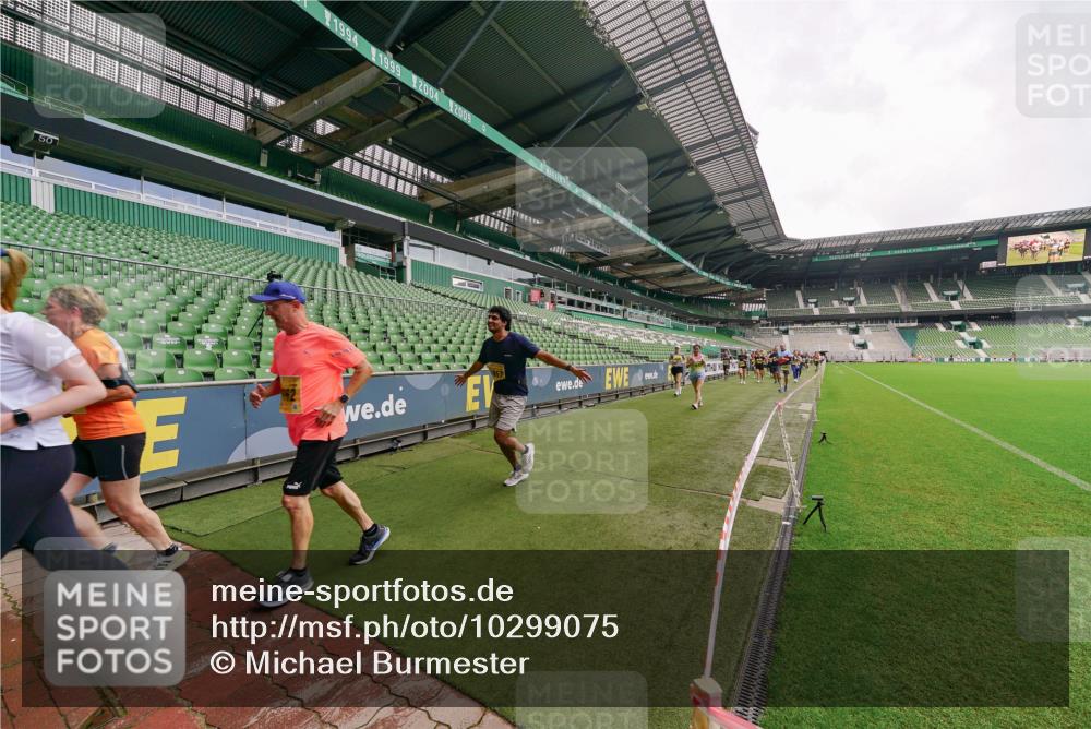 13.09.2026 - 21. swb-Marathon Bremen Michael Burmester http://msf.ph/oto/10299075 13.09.2026 10:35:45 Laufen im Stadion 10093, 10144, 10147, 10152, 10157, 10160, 10173, 10175, 10181, 10182, 10185, 10187, 10195, 10245, 10251, 10263, 10272, 10275, 10278, 10291, 10306, 10309, 10338, 10356, 10357, 10367, 10368, 10369, 10377, 10382, 10403, 10409, 10411, 10420, 10427, 10439, 10473, 10477, 10481, 10485, 10492, 10528, 10531, 10559, 10560, 10569, 10607, 10617, 10636, 10639, 10669, 10671, 10672, 10677, 10715, 10828, 10914, 10928, 11162, 11343, 11803, 11965, 10146, 10222 meine-sportfotos.de