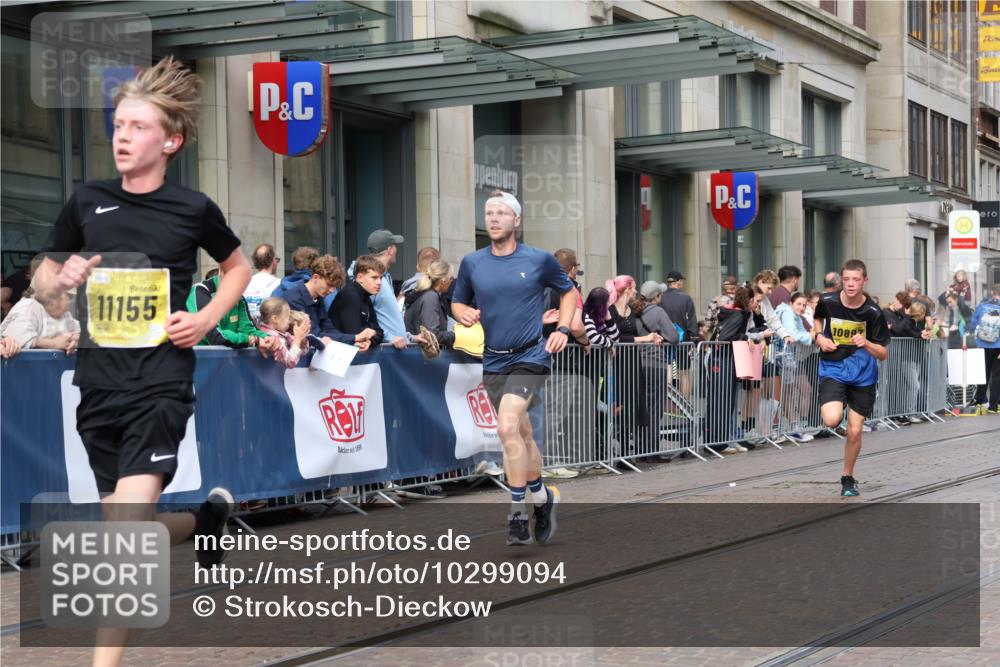 13.09.2026 - 21. swb-Marathon Bremen Strokosch-Dieckow http://msf.ph/oto/10299094 13.09.2026 10:46:33 Ziel 10289, 10445, 10504, 11060, 11199, 11212, 11344, 11608, 11661, 11783, 12364, 12375, 10228, 10590, 10897, 11110, 11155, 11287, 11356, 11706, 11926, 12035, 13511 meine-sportfotos.de