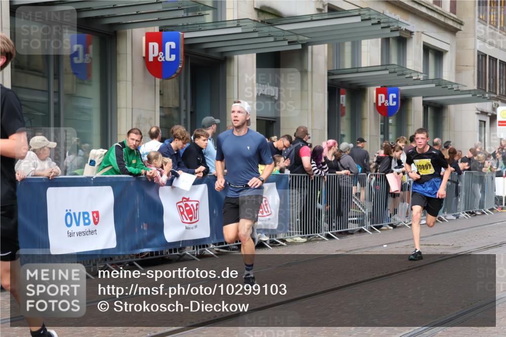 13.09.2026 - 21. swb-Marathon Bremen Strokosch-Dieckow http://msf.ph/oto/10299103 13.09.2026 10:46:34 Ziel 10289, 10445, 10504, 11060, 11199, 11212, 11344, 11608, 11661, 11783, 12364, 12375, 10228, 10590, 10897, 11110, 11155, 11287, 11356, 11706, 11926, 12035, 13511 meine-sportfotos.de