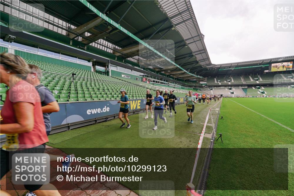 13.09.2026 - 21. swb-Marathon Bremen Michael Burmester http://msf.ph/oto/10299123 13.09.2026 10:36:02 Laufen im Stadion 10093, 10144, 10147, 10152, 10153, 10154, 10157, 10160, 10173, 10175, 10181, 10182, 10185, 10187, 10195, 10198, 10245, 10251, 10257, 10263, 10272, 10275, 10278, 10291, 10296, 10306, 10309, 10338, 10357, 10367, 10368, 10369, 10377, 10382, 10390, 10403, 10409, 10411, 10420, 10427, 10429, 10439, 10473, 10477, 10481, 10485, 10492, 10497, 10528, 10531, 10559, 10560, 10569, 10607, 10617, 10633, 10636, 10671, 10672, 10677, 10715, 10928, 11965, 10146 meine-sportfotos.de