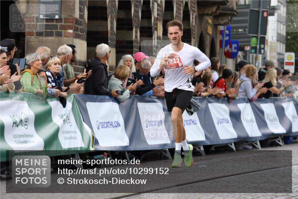 13.09.2026 - 21. swb-Marathon Bremen Strokosch-Dieckow http://msf.ph/oto/10299152 13.09.2026 12:46:02 Ziel 2032, 103, 1352, 8044 meine-sportfotos.de