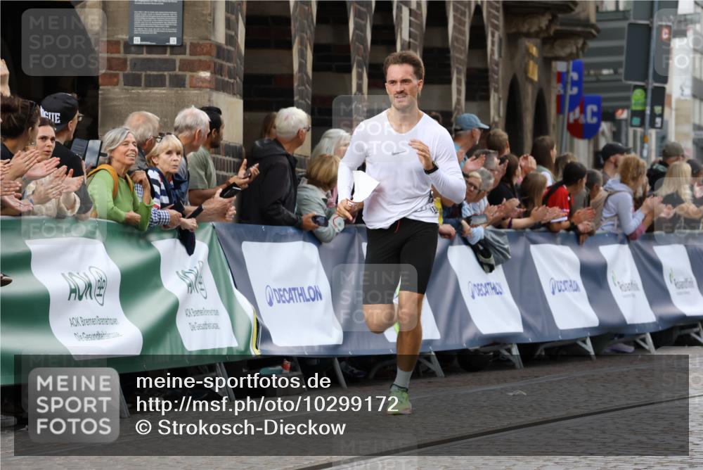 13.09.2026 - 21. swb-Marathon Bremen Strokosch-Dieckow http://msf.ph/oto/10299172 13.09.2026 12:46:02 Ziel 2032, 103, 1352, 8044 meine-sportfotos.de