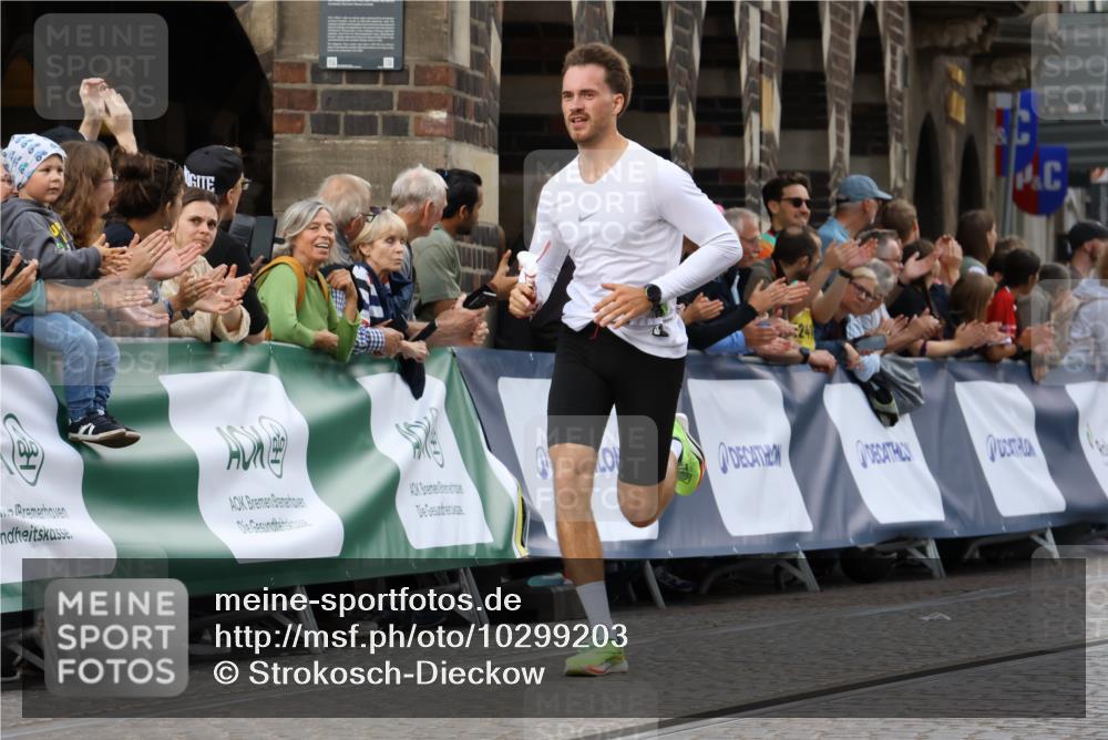 13.09.2026 - 21. swb-Marathon Bremen Strokosch-Dieckow http://msf.ph/oto/10299203 13.09.2026 12:46:03 Ziel 2032, 103, 1352, 8044 meine-sportfotos.de