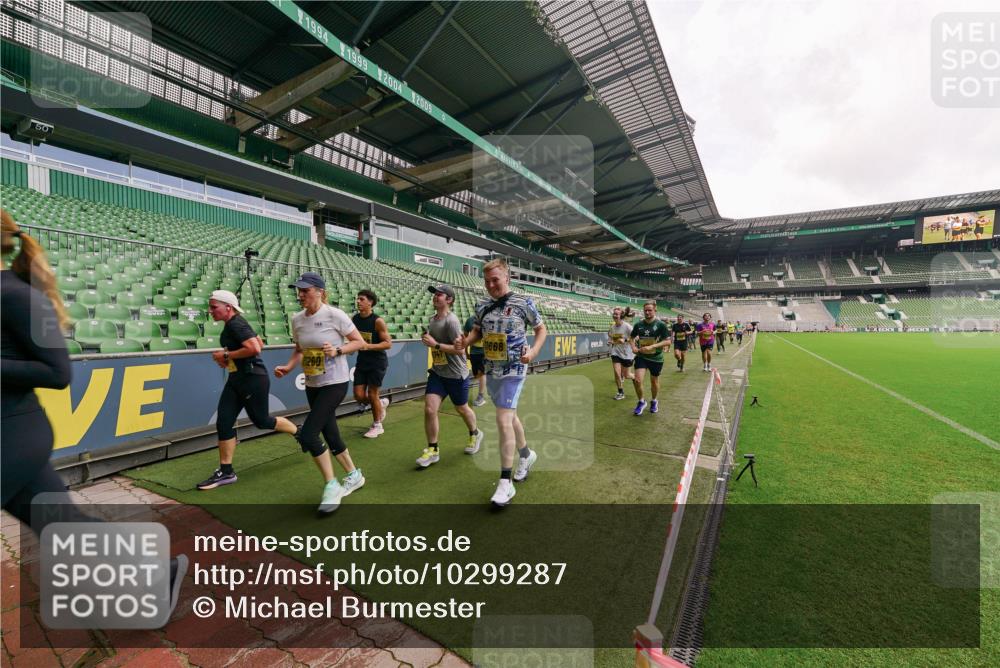 13.09.2026 - 21. swb-Marathon Bremen Michael Burmester http://msf.ph/oto/10299287 13.09.2026 10:36:34 Laufen im Stadion 10092, 10144, 10150, 10152, 10153, 10154, 10160, 10173, 10175, 10181, 10182, 10186, 10187, 10195, 10198, 10237, 10245, 10251, 10257, 10263, 10272, 10275, 10278, 10291, 10296, 10306, 10309, 10315, 10327, 10331, 10332, 10338, 10357, 10377, 10382, 10390, 10403, 10409, 10411, 10420, 10427, 10429, 10439, 10444, 10473, 10477, 10481, 10492, 10497, 10500, 10516, 10531, 10560, 10569, 10607, 10613, 10617, 10633, 10636, 10647, 10648, 10659, 10663, 10671, 10672, 10715 meine-sportfotos.de