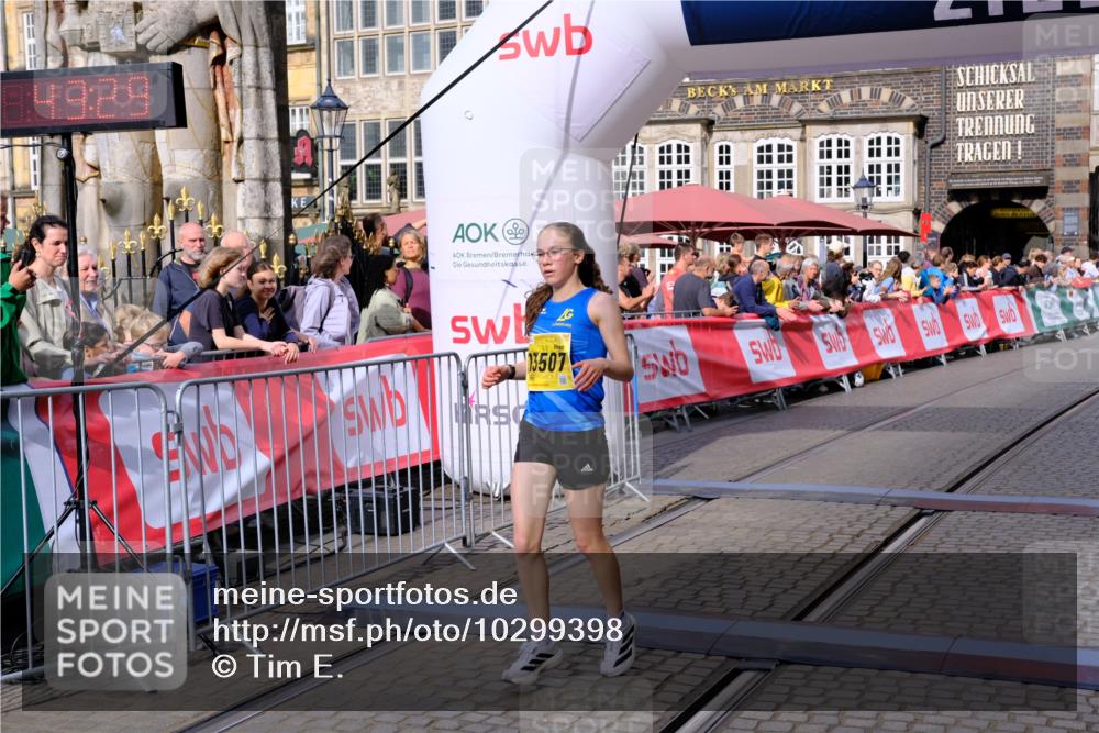13.09.2026 - 21. swb-Marathon Bremen Tim E. http://msf.ph/oto/10299398 13.09.2026 10:38:46 Ziel 10441, 13507, 13539, 13553 meine-sportfotos.de