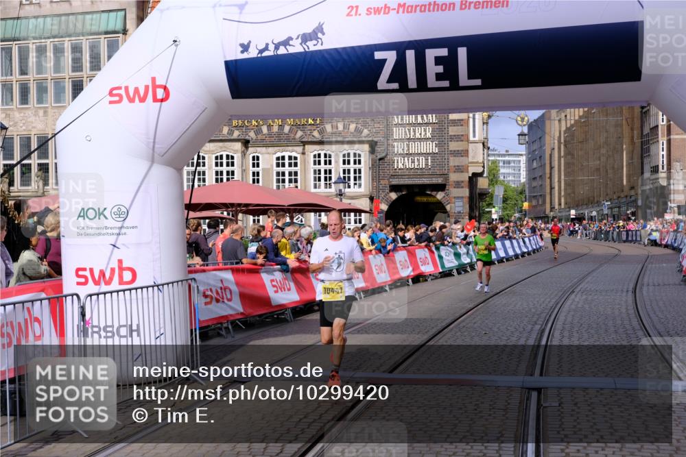 13.09.2026 - 21. swb-Marathon Bremen Tim E. http://msf.ph/oto/10299420 13.09.2026 10:38:50 Ziel 10441, 12370, 13507, 13539 meine-sportfotos.de