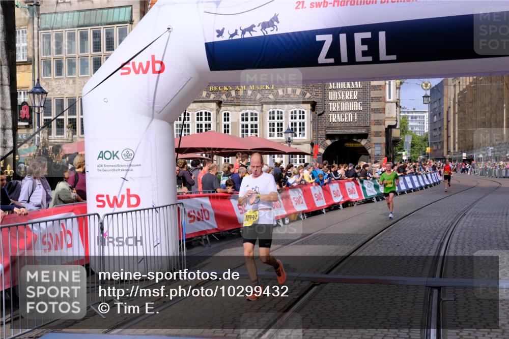 13.09.2026 - 21. swb-Marathon Bremen Tim E. http://msf.ph/oto/10299432 13.09.2026 10:38:50 Ziel 10441, 12370, 13507, 13539 meine-sportfotos.de