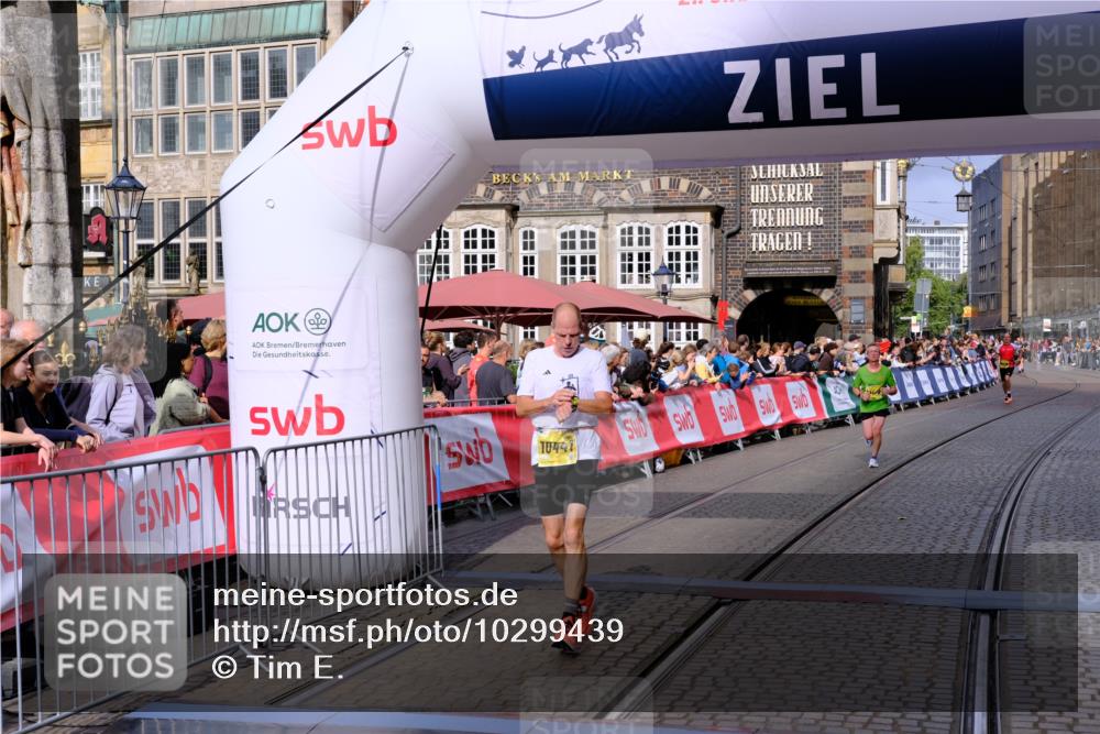 13.09.2026 - 21. swb-Marathon Bremen Tim E. http://msf.ph/oto/10299439 13.09.2026 10:38:50 Ziel 10441, 12370, 13507, 13539 meine-sportfotos.de