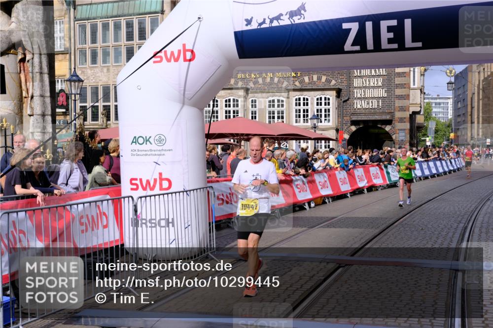 13.09.2026 - 21. swb-Marathon Bremen Tim E. http://msf.ph/oto/10299445 13.09.2026 10:38:51 Ziel 10441, 12370, 13507, 13539 meine-sportfotos.de