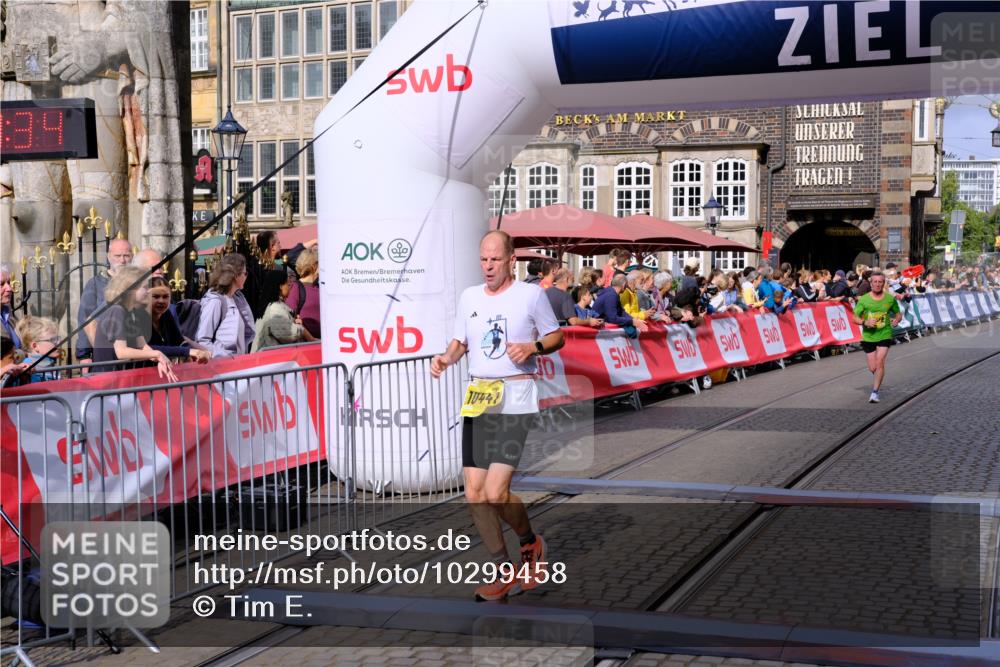 13.09.2026 - 21. swb-Marathon Bremen Tim E. http://msf.ph/oto/10299458 13.09.2026 10:38:51 Ziel 10441, 12370, 13507, 13539 meine-sportfotos.de