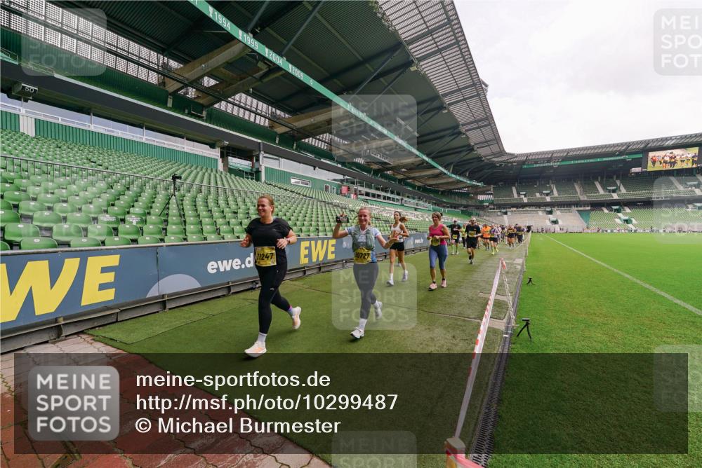 13.09.2026 - 21. swb-Marathon Bremen Michael Burmester http://msf.ph/oto/10299487 13.09.2026 10:37:35 Laufen im Stadion 10090, 10091, 10092, 10150, 10153, 10154, 10160, 10186, 10190, 10198, 10205, 10237, 10251, 10257, 10272, 10273, 10274, 10275, 10278, 10283, 10291, 10296, 10305, 10315, 10323, 10327, 10331, 10332, 10338, 10370, 10375, 10376, 10382, 10390, 10403, 10411, 10420, 10429, 10432, 10444, 10465, 10488, 10497, 10500, 10516, 10531, 10560, 10569, 10598, 10607, 10613, 10633, 10647, 10648, 10654, 10659, 10663, 10674, 10695, 10802, 10823 meine-sportfotos.de