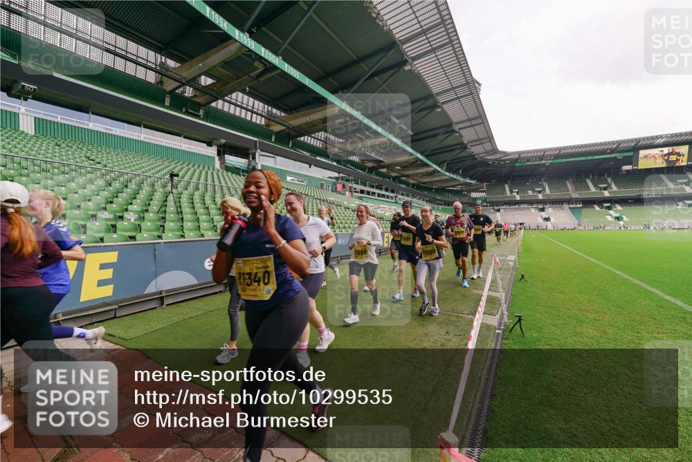13.09.2026 - 21. swb-Marathon Bremen Michael Burmester http://msf.ph/oto/10299535 13.09.2026 10:37:45 Laufen im Stadion 10090, 10091, 10092, 10150, 10153, 10154, 10168, 10186, 10190, 10198, 10205, 10237, 10257, 10273, 10274, 10278, 10283, 10296, 10305, 10315, 10323, 10327, 10331, 10332, 10338, 10370, 10375, 10376, 10390, 10403, 10411, 10429, 10432, 10444, 10465, 10488, 10497, 10500, 10516, 10526, 10531, 10569, 10598, 10613, 10633, 10645, 10647, 10648, 10654, 10659, 10661, 10663, 10674, 10681, 10682, 10695, 10697, 10802, 10823 meine-sportfotos.de