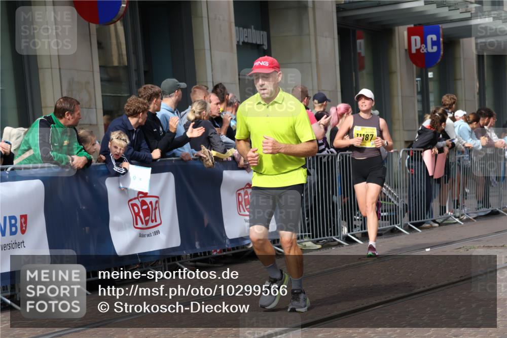 13.09.2026 - 21. swb-Marathon Bremen Strokosch-Dieckow http://msf.ph/oto/10299566 13.09.2026 10:47:16 Ziel 10172, 10189, 10210, 10223, 10270, 10310, 10393, 10594, 10807, 10860, 10873, 10898, 11130, 11269, 11469, 11646, 11809, 11894, 12077, 12195, 12296, 12318, 12547, 13521, 10289, 10319, 10744, 11060, 11187, 11199, 11212, 11344, 11462, 11608, 11650, 11651, 11783, 11814, 12048, 12298, 12415, 12470, 13528, 13545, 13589, 13613 meine-sportfotos.de