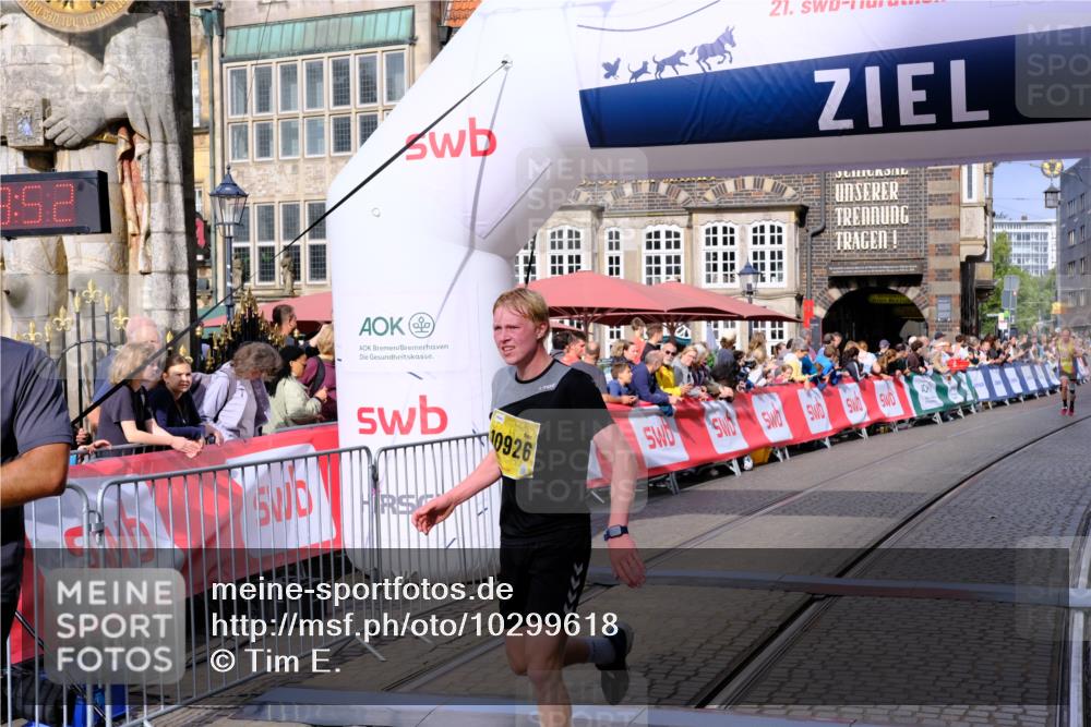 13.09.2026 - 21. swb-Marathon Bremen Tim E. http://msf.ph/oto/10299618 13.09.2026 10:39:09 Ziel 10782, 10926, 11127, 11338, 12370 meine-sportfotos.de