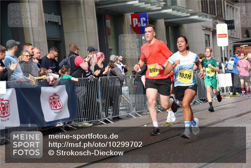 13.09.2026 - 21. swb-Marathon Bremen Strokosch-Dieckow http://msf.ph/oto/10299702 13.09.2026 10:47:23 Ziel 10172, 10210, 10223, 10270, 10393, 10592, 10594, 10807, 10860, 10873, 11018, 11130, 11469, 11634, 11646, 11809, 11894, 12077, 12296, 12318, 12547, 12558, 13521, 10189, 10310, 10319, 10744, 10898, 11187, 11269, 11462, 11650, 11651, 11814, 12048, 12195, 12298, 12415, 12470, 13528, 13545, 13589, 13613 meine-sportfotos.de