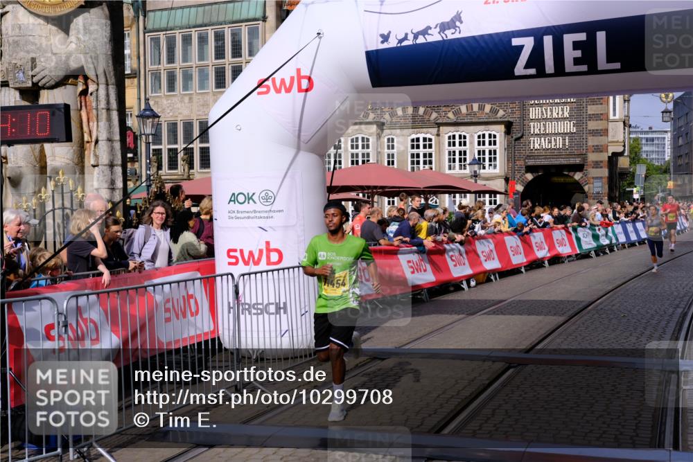 13.09.2026 - 21. swb-Marathon Bremen Tim E. http://msf.ph/oto/10299708 13.09.2026 10:39:26 Ziel 10782, 11227, 11338, 11454, 12003, 13641 meine-sportfotos.de