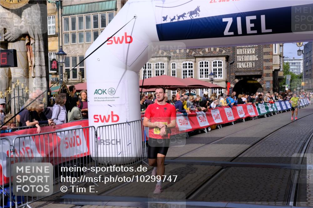 13.09.2026 - 21. swb-Marathon Bremen Tim E. http://msf.ph/oto/10299747 13.09.2026 10:39:33 Ziel 11227, 11454, 12003, 13556, 13641 meine-sportfotos.de