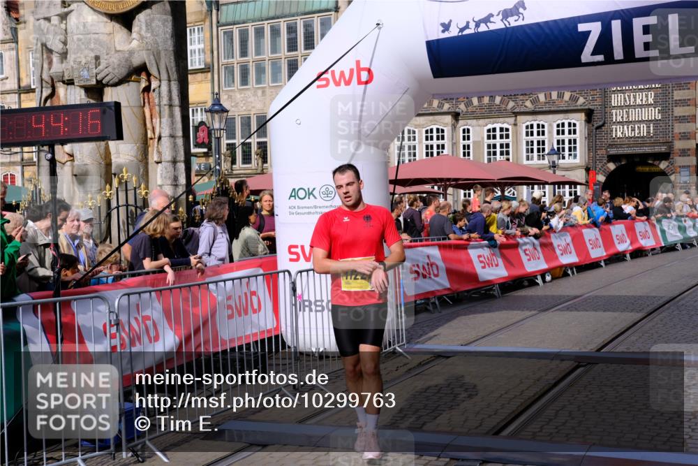 13.09.2026 - 21. swb-Marathon Bremen Tim E. http://msf.ph/oto/10299763 13.09.2026 10:39:33 Ziel 11227, 11454, 12003, 13556, 13641 meine-sportfotos.de