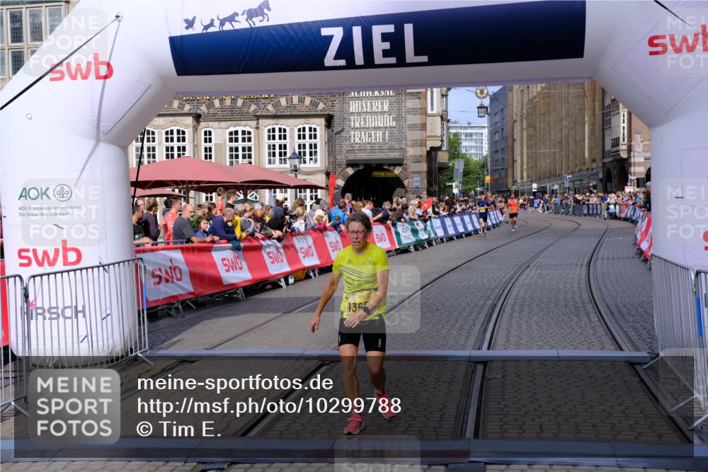 13.09.2026 - 21. swb-Marathon Bremen Tim E. http://msf.ph/oto/10299788 13.09.2026 10:39:38 Ziel 11227, 11454, 11713, 13556, 13641 meine-sportfotos.de