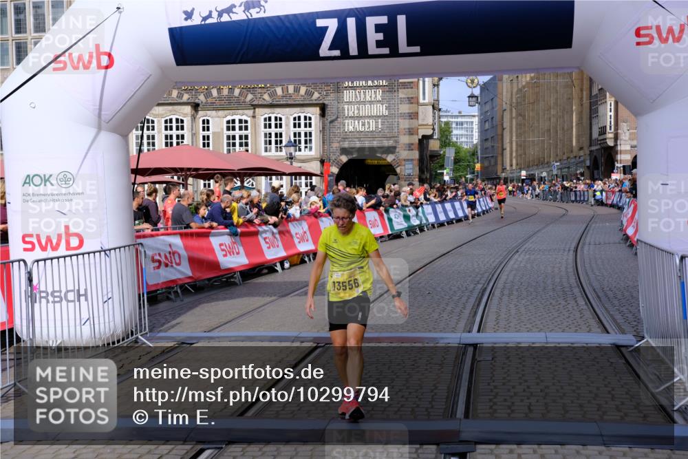 13.09.2026 - 21. swb-Marathon Bremen Tim E. http://msf.ph/oto/10299794 13.09.2026 10:39:38 Ziel 11227, 11454, 11713, 13556, 13641 meine-sportfotos.de