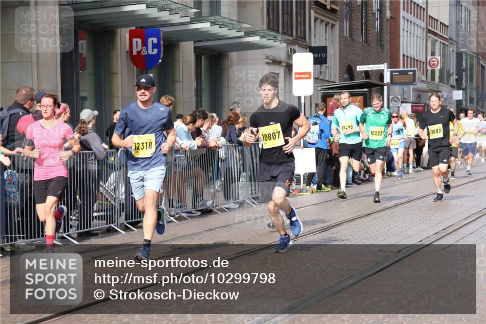 13.09.2026 - 21. swb-Marathon Bremen Strokosch-Dieckow http://msf.ph/oto/10299798 13.09.2026 10:47:27 Ziel 10172, 10210, 10223, 10393, 10592, 10594, 10860, 10873, 11018, 11130, 11360, 11634, 11646, 11809, 11894, 12077, 12278, 12318, 12547, 12558, 13521, 10189, 10270, 10310, 10319, 10744, 10807, 10898, 11187, 11269, 11462, 11469, 11646, 11650, 11651, 11814, 12048, 12195, 12296, 12298, 12415, 12470, 13521, 13528, 13545, 13589, 13613 meine-sportfotos.de