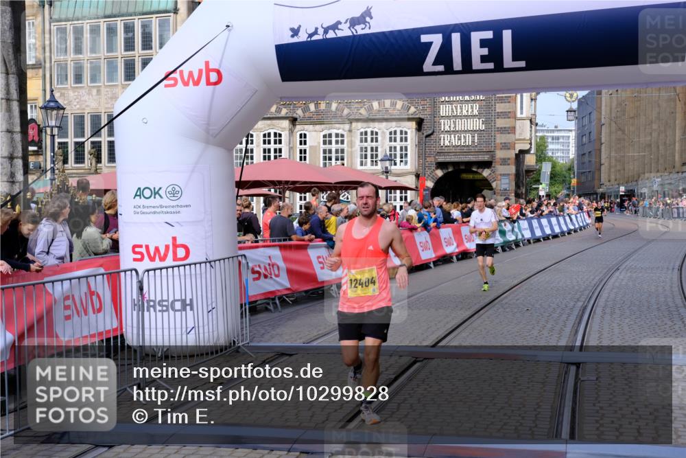 13.09.2026 - 21. swb-Marathon Bremen Tim E. http://msf.ph/oto/10299828 13.09.2026 10:39:49 Ziel 11713, 12404, 13513, 13556, 13642 meine-sportfotos.de