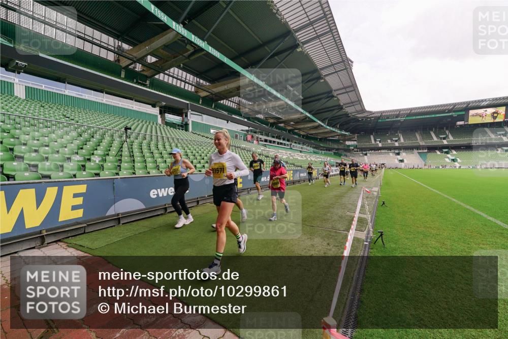 13.09.2026 - 21. swb-Marathon Bremen Michael Burmester http://msf.ph/oto/10299861 13.09.2026 10:37:49 Laufen im Stadion 10090, 10091, 10092, 10150, 10153, 10154, 10168, 10186, 10188, 10190, 10198, 10205, 10237, 10257, 10260, 10273, 10274, 10278, 10283, 10296, 10305, 10315, 10323, 10327, 10331, 10332, 10338, 10370, 10375, 10376, 10390, 10411, 10429, 10432, 10444, 10465, 10488, 10497, 10500, 10516, 10526, 10531, 10598, 10613, 10633, 10645, 10647, 10648, 10654, 10659, 10661, 10663, 10674, 10681, 10682, 10695, 10697, 10802, 10823 meine-sportfotos.de