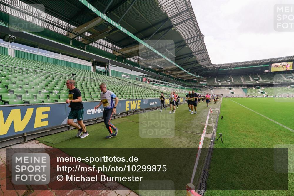 13.09.2026 - 21. swb-Marathon Bremen Michael Burmester http://msf.ph/oto/10299875 13.09.2026 10:37:51 Laufen im Stadion 10090, 10091, 10092, 10150, 10153, 10154, 10168, 10186, 10188, 10190, 10198, 10205, 10237, 10257, 10259, 10260, 10273, 10274, 10283, 10296, 10305, 10315, 10323, 10327, 10331, 10332, 10370, 10375, 10376, 10390, 10411, 10429, 10432, 10444, 10465, 10488, 10497, 10500, 10516, 10526, 10531, 10598, 10613, 10633, 10645, 10647, 10648, 10654, 10659, 10661, 10663, 10674, 10681, 10682, 10695, 10697, 10802, 10823 meine-sportfotos.de