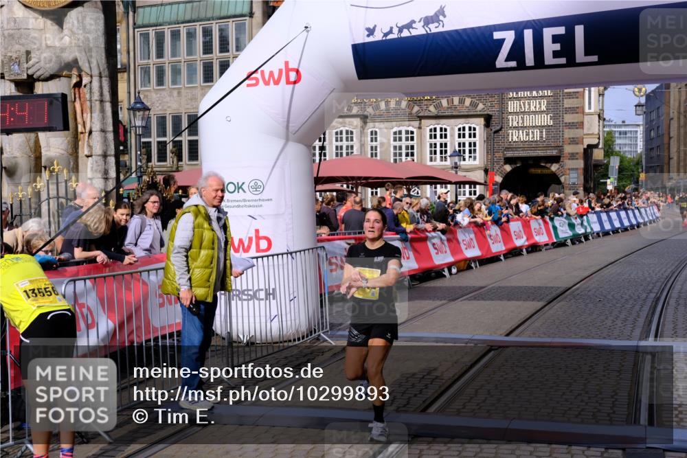13.09.2026 - 21. swb-Marathon Bremen Tim E. http://msf.ph/oto/10299893 13.09.2026 10:39:58 Ziel 11713, 12339, 12404, 13513, 13642 meine-sportfotos.de