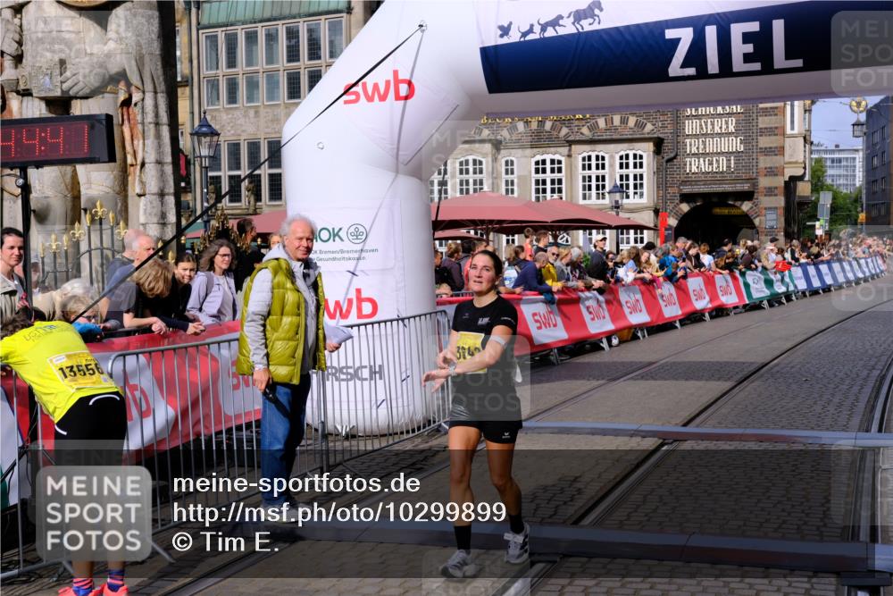 13.09.2026 - 21. swb-Marathon Bremen Tim E. http://msf.ph/oto/10299899 13.09.2026 10:39:58 Ziel 11713, 12339, 12404, 13513, 13642 meine-sportfotos.de
