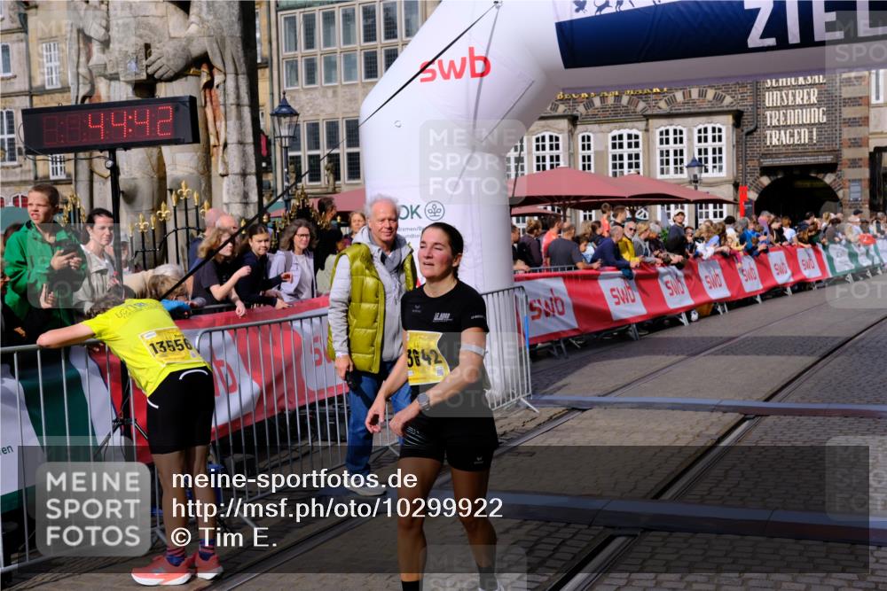 13.09.2026 - 21. swb-Marathon Bremen Tim E. http://msf.ph/oto/10299922 13.09.2026 10:39:59 Ziel 12339, 12404, 13513, 13642 meine-sportfotos.de