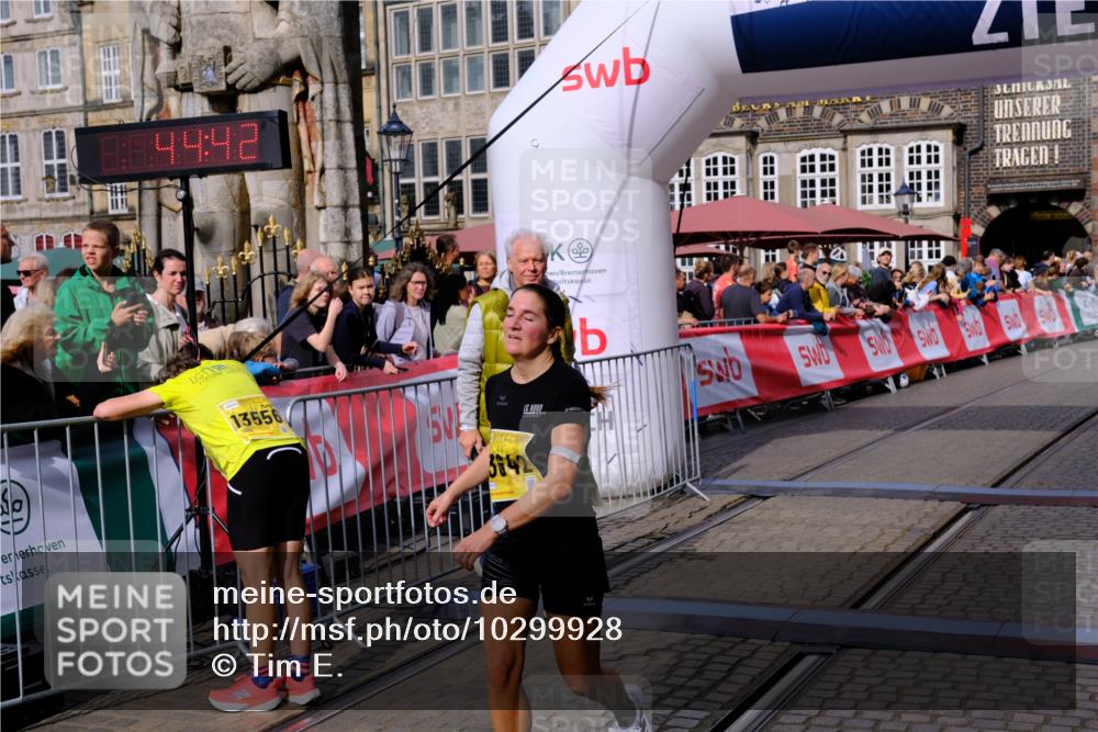 13.09.2026 - 21. swb-Marathon Bremen Tim E. http://msf.ph/oto/10299928 13.09.2026 10:39:59 Ziel 12339, 12404, 13513, 13642 meine-sportfotos.de