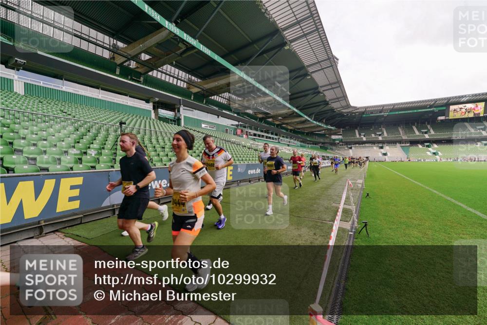 13.09.2026 - 21. swb-Marathon Bremen Michael Burmester http://msf.ph/oto/10299932 13.09.2026 10:38:07 Laufen im Stadion 10090, 10091, 10092, 10150, 10153, 10154, 10168, 10186, 10188, 10190, 10198, 10205, 10237, 10259, 10260, 10273, 10274, 10283, 10296, 10305, 10315, 10323, 10327, 10331, 10332, 10370, 10375, 10376, 10432, 10444, 10465, 10488, 10497, 10500, 10516, 10526, 10598, 10613, 10633, 10645, 10647, 10648, 10654, 10659, 10661, 10663, 10674, 10681, 10682, 10695, 10697, 10802, 10823 meine-sportfotos.de