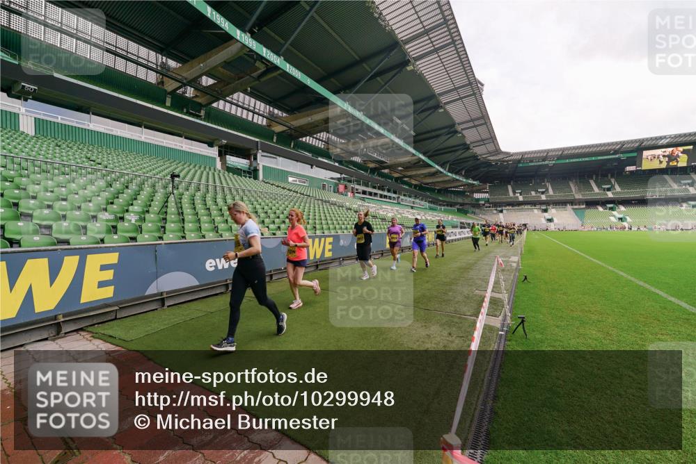 13.09.2026 - 21. swb-Marathon Bremen Michael Burmester http://msf.ph/oto/10299948 13.09.2026 10:38:11 Laufen im Stadion 10090, 10091, 10092, 10150, 10154, 10168, 10186, 10188, 10190, 10198, 10205, 10237, 10259, 10260, 10273, 10274, 10283, 10305, 10315, 10323, 10327, 10331, 10332, 10370, 10375, 10376, 10432, 10444, 10465, 10488, 10497, 10500, 10516, 10526, 10595, 10598, 10613, 10630, 10645, 10647, 10648, 10654, 10659, 10661, 10663, 10674, 10681, 10682, 10695, 10697, 10802, 10823 meine-sportfotos.de