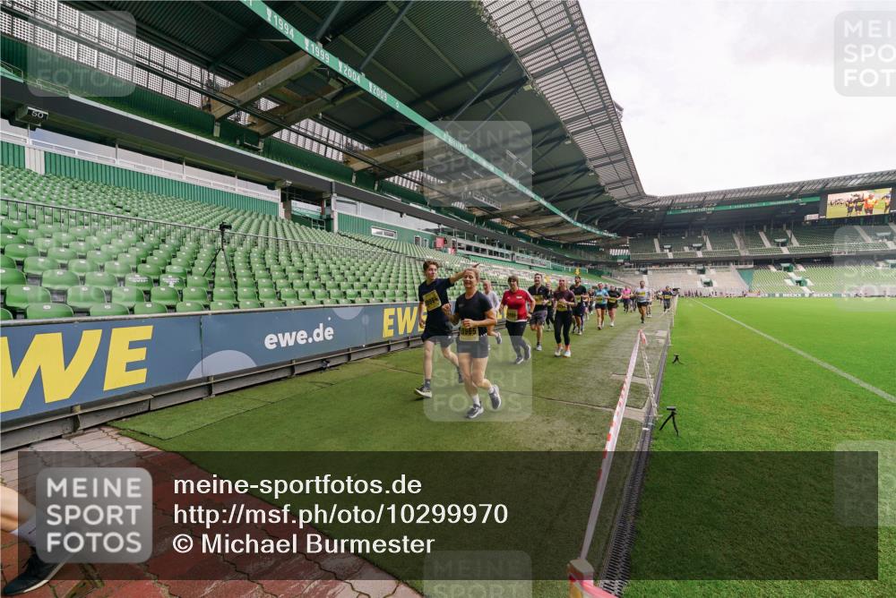 13.09.2026 - 21. swb-Marathon Bremen Michael Burmester http://msf.ph/oto/10299970 13.09.2026 10:38:19 Laufen im Stadion 10090, 10091, 10150, 10168, 10186, 10188, 10190, 10204, 10205, 10238, 10259, 10260, 10273, 10274, 10283, 10305, 10315, 10323, 10327, 10331, 10332, 10360, 10363, 10364, 10370, 10375, 10376, 10404, 10432, 10444, 10457, 10465, 10469, 10488, 10500, 10516, 10526, 10595, 10598, 10630, 10645, 10654, 10659, 10661, 10663, 10674, 10681, 10682, 10686, 10695, 10697, 10802, 10823 meine-sportfotos.de