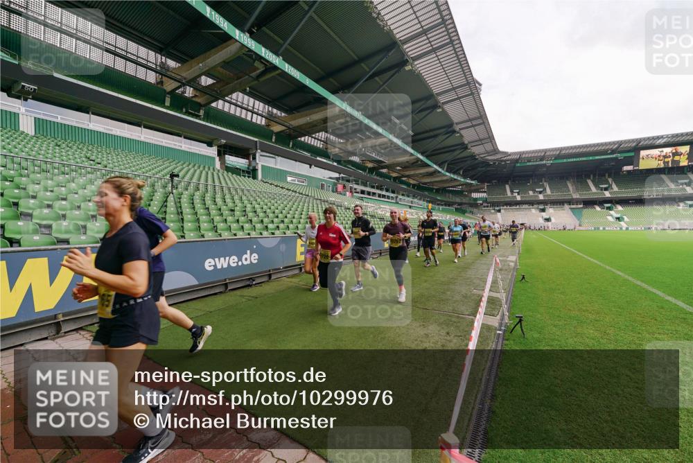 13.09.2026 - 21. swb-Marathon Bremen Michael Burmester http://msf.ph/oto/10299976 13.09.2026 10:38:20 Laufen im Stadion 10090, 10091, 10150, 10168, 10186, 10188, 10190, 10204, 10205, 10238, 10259, 10260, 10273, 10274, 10283, 10305, 10315, 10323, 10327, 10331, 10332, 10360, 10363, 10364, 10370, 10375, 10376, 10404, 10432, 10444, 10457, 10465, 10469, 10488, 10516, 10526, 10595, 10598, 10630, 10645, 10654, 10659, 10661, 10663, 10674, 10681, 10682, 10686, 10695, 10697, 10802, 10823 meine-sportfotos.de