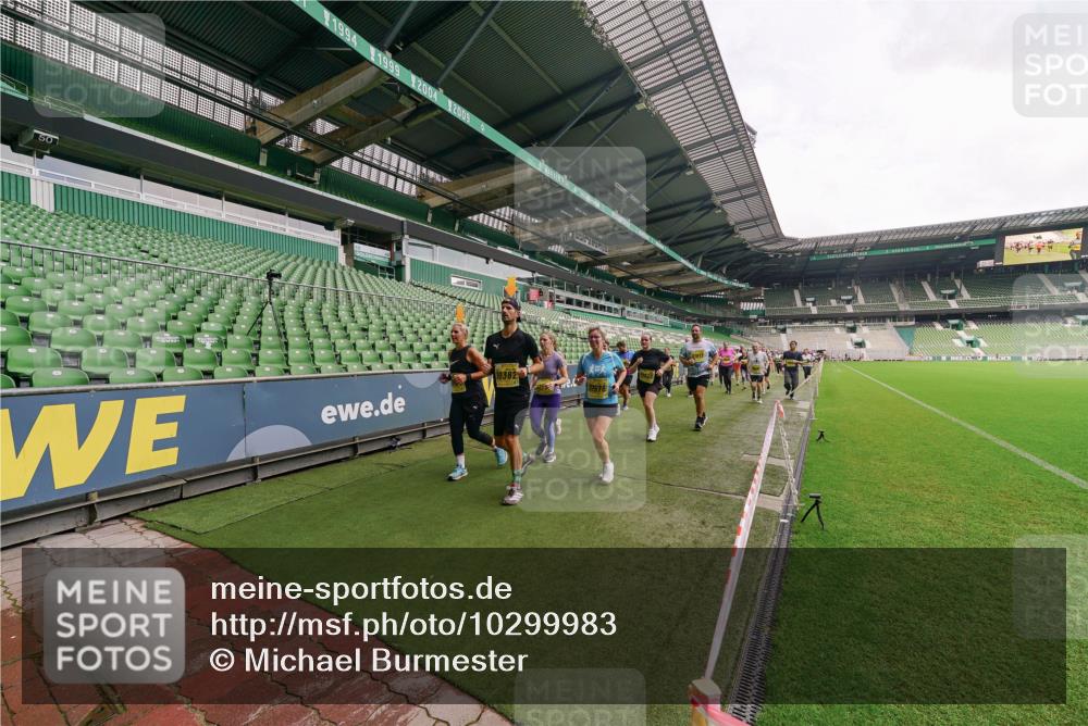 13.09.2026 - 21. swb-Marathon Bremen Michael Burmester http://msf.ph/oto/10299983 13.09.2026 10:38:23 Laufen im Stadion 10090, 10091, 10139, 10150, 10168, 10186, 10188, 10190, 10204, 10205, 10238, 10259, 10260, 10273, 10274, 10283, 10305, 10315, 10323, 10327, 10360, 10363, 10364, 10370, 10375, 10376, 10404, 10432, 10444, 10457, 10465, 10469, 10488, 10516, 10526, 10595, 10598, 10630, 10645, 10654, 10659, 10661, 10663, 10674, 10681, 10682, 10686, 10695, 10697, 10802, 10823 meine-sportfotos.de