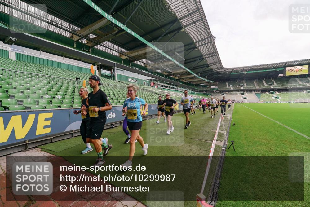 13.09.2026 - 21. swb-Marathon Bremen Michael Burmester http://msf.ph/oto/10299987 13.09.2026 10:38:24 Laufen im Stadion 10090, 10091, 10139, 10150, 10168, 10186, 10188, 10190, 10204, 10205, 10238, 10259, 10260, 10273, 10274, 10283, 10305, 10315, 10323, 10327, 10360, 10363, 10364, 10370, 10375, 10376, 10404, 10432, 10444, 10457, 10465, 10469, 10488, 10505, 10516, 10526, 10595, 10598, 10630, 10645, 10654, 10659, 10661, 10663, 10674, 10681, 10682, 10686, 10695, 10697, 10802, 10823 meine-sportfotos.de