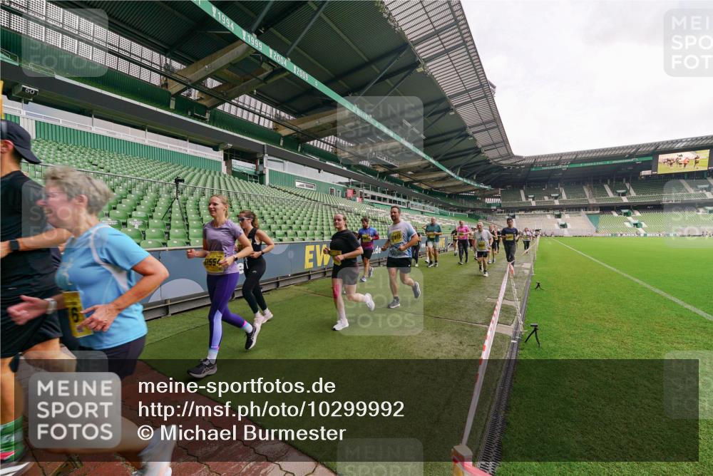 13.09.2026 - 21. swb-Marathon Bremen Michael Burmester http://msf.ph/oto/10299992 13.09.2026 10:38:24 Laufen im Stadion 10090, 10091, 10139, 10150, 10168, 10186, 10188, 10190, 10204, 10205, 10238, 10259, 10260, 10273, 10274, 10283, 10305, 10315, 10323, 10327, 10360, 10363, 10364, 10370, 10375, 10376, 10404, 10432, 10444, 10457, 10465, 10469, 10488, 10505, 10516, 10526, 10595, 10598, 10630, 10645, 10654, 10659, 10661, 10663, 10674, 10681, 10682, 10686, 10695, 10697, 10802, 10823 meine-sportfotos.de