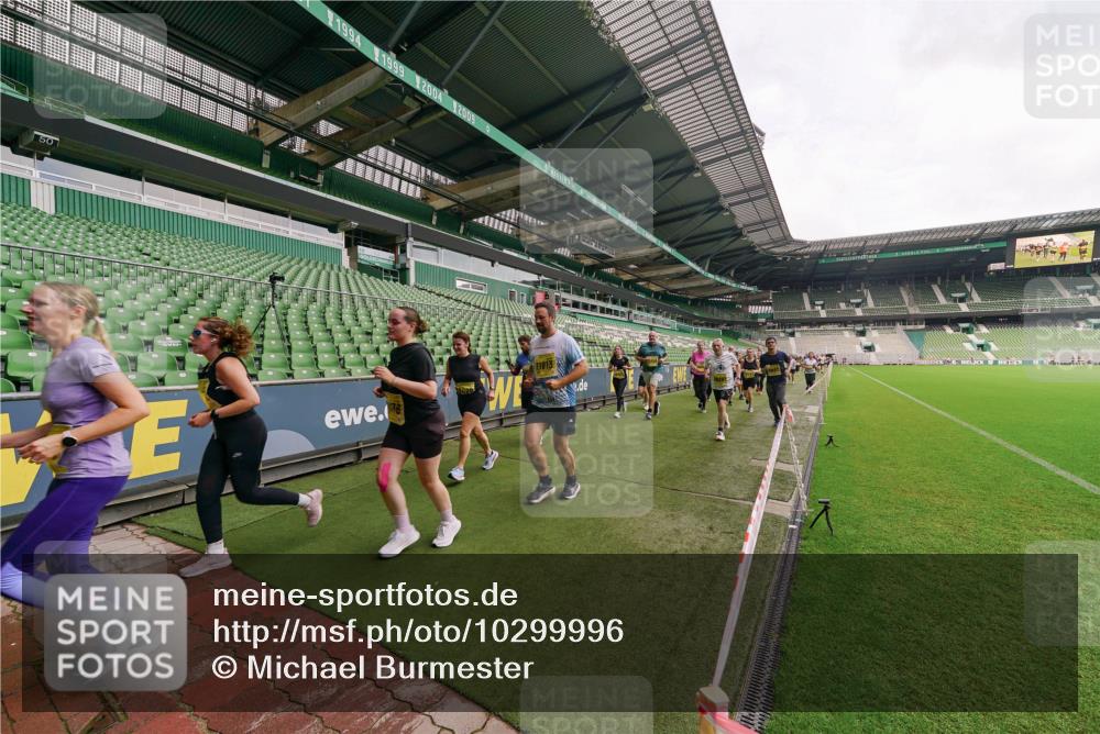 13.09.2026 - 21. swb-Marathon Bremen Michael Burmester http://msf.ph/oto/10299996 13.09.2026 10:38:25 Laufen im Stadion 10090, 10091, 10139, 10150, 10168, 10186, 10188, 10190, 10204, 10205, 10238, 10259, 10260, 10273, 10274, 10283, 10305, 10315, 10323, 10327, 10360, 10363, 10364, 10370, 10375, 10376, 10378, 10404, 10432, 10444, 10457, 10465, 10469, 10488, 10505, 10516, 10526, 10595, 10598, 10630, 10645, 10654, 10661, 10663, 10664, 10674, 10681, 10682, 10686, 10695, 10697, 10802, 10823 meine-sportfotos.de