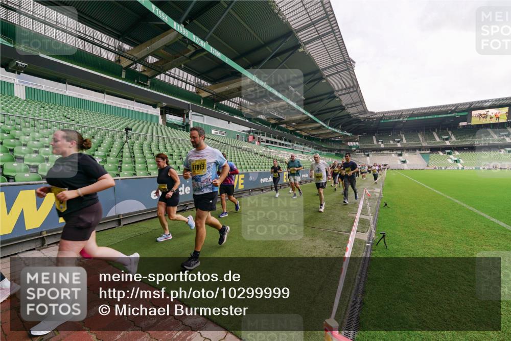 13.09.2026 - 21. swb-Marathon Bremen Michael Burmester http://msf.ph/oto/10299999 13.09.2026 10:38:26 Laufen im Stadion 10090, 10091, 10139, 10150, 10168, 10188, 10190, 10204, 10205, 10238, 10259, 10260, 10273, 10274, 10283, 10305, 10315, 10323, 10327, 10360, 10363, 10364, 10370, 10375, 10376, 10378, 10404, 10432, 10444, 10457, 10465, 10469, 10488, 10505, 10510, 10516, 10526, 10595, 10598, 10630, 10645, 10654, 10661, 10663, 10664, 10674, 10681, 10682, 10686, 10695, 10697, 10802, 10823 meine-sportfotos.de