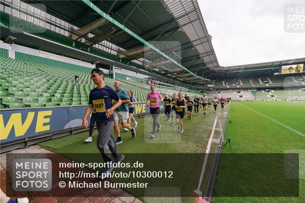 13.09.2026 - 21. swb-Marathon Bremen Michael Burmester http://msf.ph/oto/10300012 13.09.2026 10:38:28 Laufen im Stadion 10090, 10091, 10135, 10139, 10150, 10168, 10188, 10190, 10204, 10205, 10238, 10259, 10260, 10273, 10274, 10283, 10305, 10315, 10323, 10327, 10360, 10363, 10364, 10370, 10375, 10376, 10378, 10404, 10432, 10444, 10457, 10465, 10469, 10488, 10505, 10510, 10511, 10516, 10526, 10595, 10598, 10609, 10630, 10645, 10654, 10661, 10662, 10663, 10664, 10674, 10681, 10682, 10686, 10695, 10697, 10802, 10823 meine-sportfotos.de