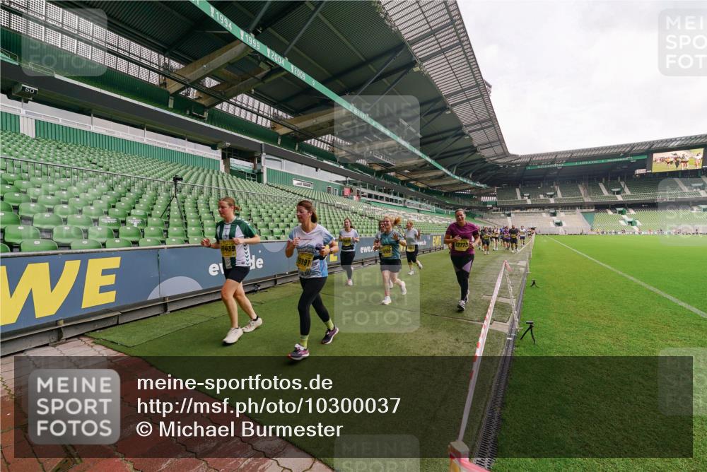 13.09.2026 - 21. swb-Marathon Bremen Michael Burmester http://msf.ph/oto/10300037 13.09.2026 10:38:33 Laufen im Stadion 10090, 10091, 10135, 10139, 10150, 10168, 10188, 10190, 10204, 10205, 10238, 10259, 10260, 10273, 10274, 10283, 10305, 10315, 10323, 10360, 10363, 10364, 10370, 10375, 10376, 10378, 10404, 10432, 10444, 10457, 10465, 10469, 10488, 10505, 10510, 10511, 10516, 10526, 10595, 10598, 10609, 10630, 10645, 10654, 10661, 10662, 10663, 10664, 10674, 10681, 10682, 10686, 10695, 10697, 10802, 10823 meine-sportfotos.de