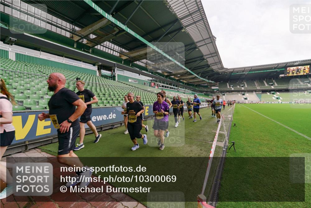 13.09.2026 - 21. swb-Marathon Bremen Michael Burmester http://msf.ph/oto/10300069 13.09.2026 10:38:41 Laufen im Stadion 10090, 10091, 10135, 10138, 10139, 10150, 10168, 10188, 10190, 10204, 10205, 10217, 10229, 10238, 10259, 10260, 10273, 10274, 10283, 10305, 10314, 10315, 10323, 10360, 10363, 10364, 10370, 10375, 10376, 10378, 10404, 10432, 10457, 10465, 10469, 10488, 10505, 10510, 10511, 10526, 10595, 10598, 10609, 10619, 10630, 10645, 10654, 10661, 10662, 10664, 10674, 10681, 10682, 10686, 10695, 10697, 10802, 10823 meine-sportfotos.de