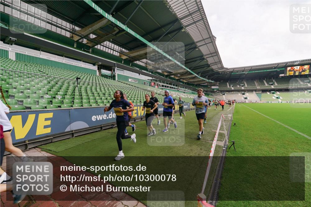 13.09.2026 - 21. swb-Marathon Bremen Michael Burmester http://msf.ph/oto/10300078 13.09.2026 10:38:43 Laufen im Stadion 10090, 10091, 10135, 10138, 10139, 10150, 10168, 10188, 10190, 10204, 10205, 10217, 10229, 10238, 10259, 10260, 10273, 10274, 10283, 10305, 10314, 10315, 10323, 10360, 10363, 10364, 10370, 10375, 10376, 10378, 10404, 10432, 10457, 10465, 10469, 10488, 10505, 10510, 10511, 10526, 10595, 10598, 10609, 10619, 10630, 10645, 10654, 10661, 10662, 10664, 10674, 10681, 10682, 10686, 10695, 10697, 10802, 10823 meine-sportfotos.de
